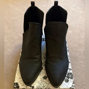 Boots CL by Laundry CORTES Western Snake Print Ankle Booties